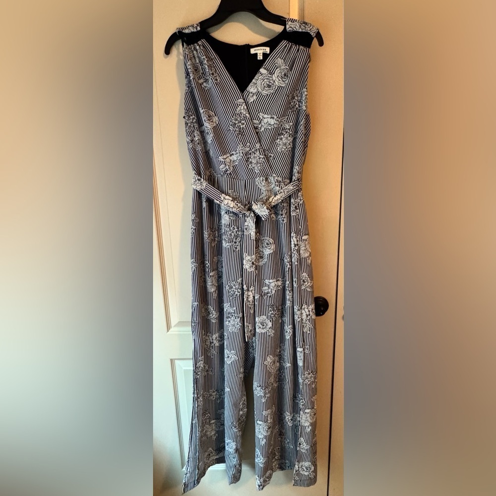 Jumpsuit sleeveless Wide leg with slits! So flattering!
Black and floral
